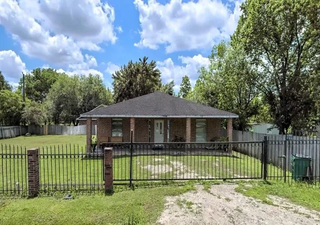 Single family home for sale at 406 Manor Ave, Rosharon, TX 77583 | MLS# 2131825