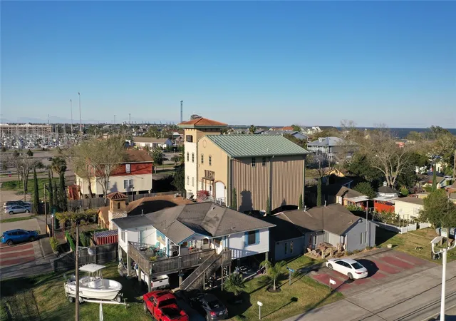 Listing Photo 5 - Condo for sale in building located at 507 8th St, Kemah, TX 77565
