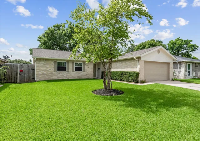 Homes for sale in League City, TX | 306 Woodvale Dr Dr, League City, TX 77573 | MLS# 74627743