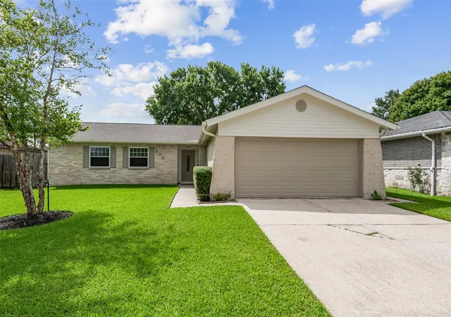 Homes for sale in League City, TX | 306 Woodvale Dr Dr, League City, TX 77573 | MLS# 74627743
