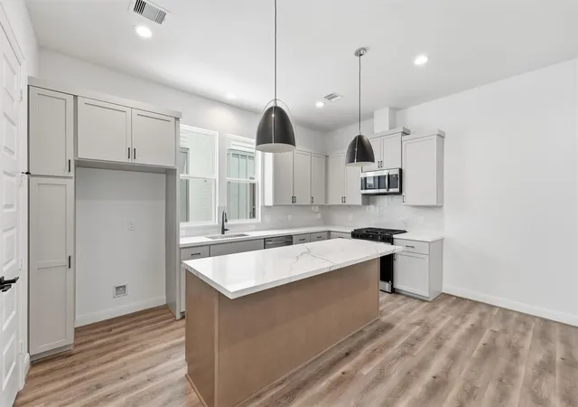 2nd image of 4832 Pinemont Dr, Houston, TX 77092 | MLS# 73516074