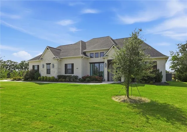 Photo 3 of Single family home for sale at 6477 Ridgeview Ests Ln, Bryan, TX 77808 | MLS# 3762990 | Listing updated on 2026-09-30