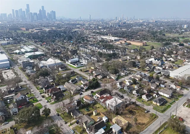 2nd image of 1213 Boswell St, Houston, TX 77009 | MLS# 52550723