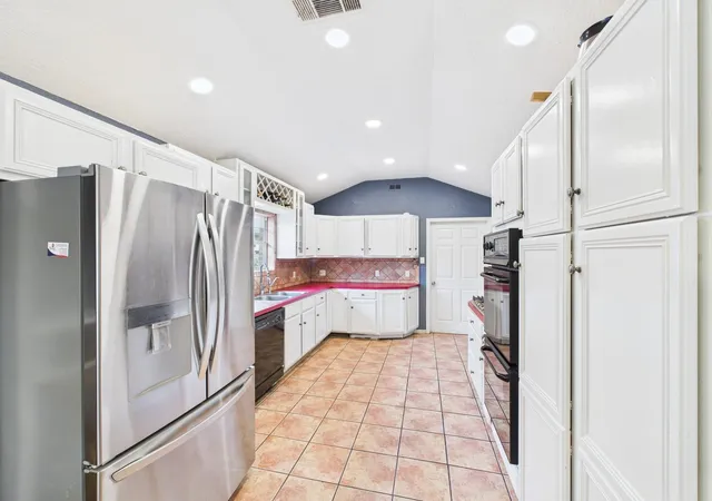 Photo 3 of Single family home for sale at 16207 N Meadow Dr, Houston, TX 77073 | MLS# 87223595 | Listing updated on 2026-04-04