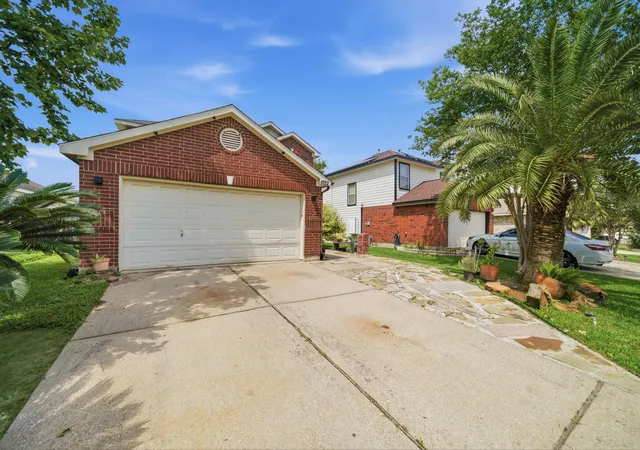 Photo 3 of Single family home for sale at 5722 Tiger Lilly Way, Houston, TX 77085 | MLS# 33680347 | Listing updated on 2026-08-14