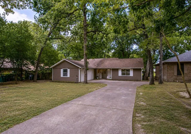 2nd image of 340 Rolling Hills Dr, Conroe, TX 77304 | MLS# 31096187