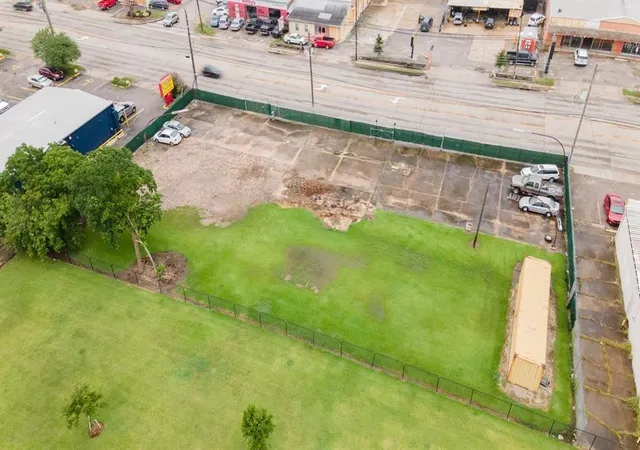 2nd image of 1811 Shaver St, Pasadena, TX 77502 | MLS# 81301056