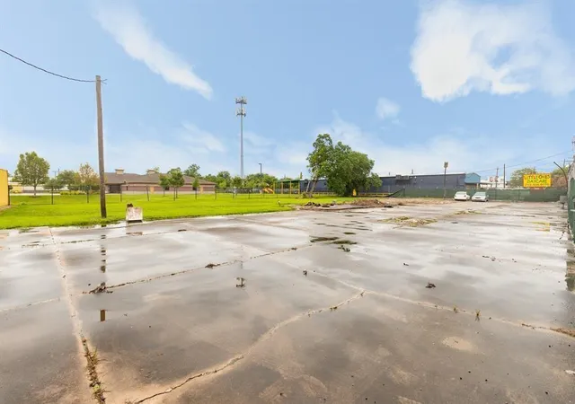 3rd image of 1811 Shaver St, Pasadena, TX 77502 | MLS# 81301056