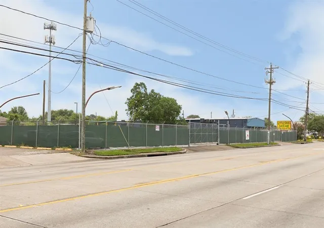 4th image of 1811 Shaver St, Pasadena, TX 77502 | MLS# 81301056