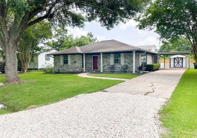 Homes for sale in Hitchcock, TX | 7021 Smith Dr, Hitchcock, TX 77563 | MLS# 37942345