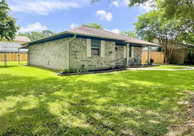 Homes for sale in Hitchcock, TX | 7021 Smith Dr, Hitchcock, TX 77563 | MLS# 37942345