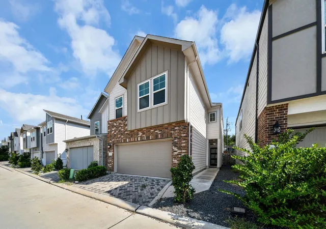 Photo 4 of Single family home for sale at 8505 Rising Stream Dr, Houston, TX 77063 | MLS# 27873575 | Listing updated on 2026-08-29