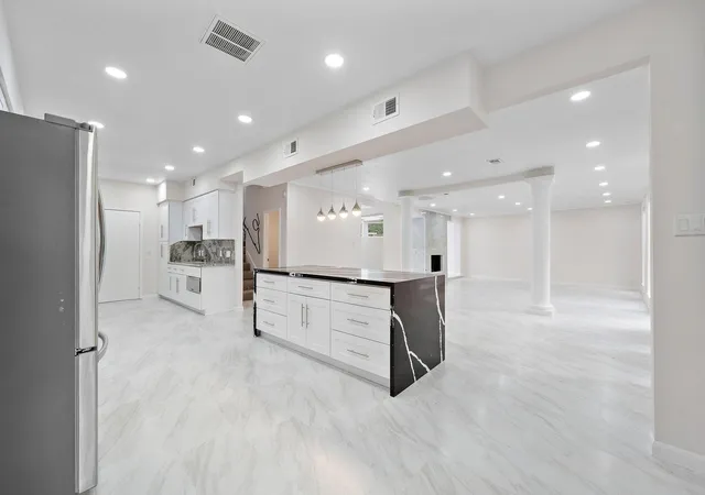 Photo 3 of Townhouse for sale at 1111 Potomac Dr #B, Houston, TX 77057 | MLS# 67648187 | Listing updated on 2026-05-07