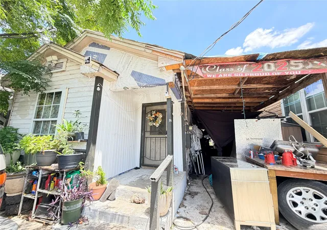 1st image of 7037 Avenue L, Houston, TX 77011 | MLS# 7815962