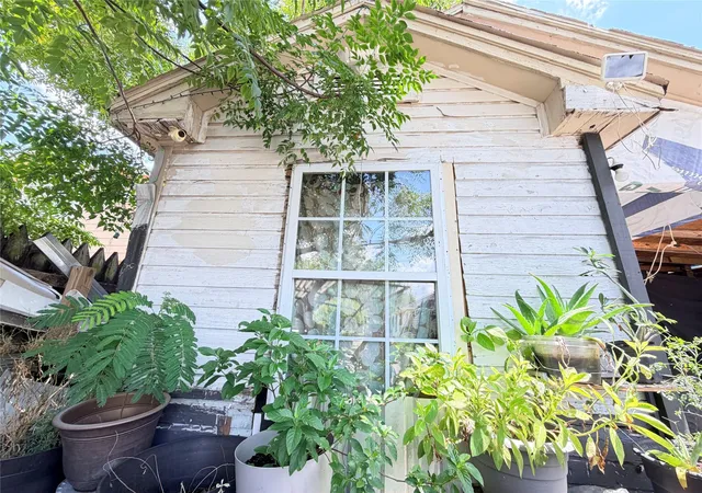 Photo 3 of Single family home for sale at 7037 Ave L, Houston, TX 77011 | MLS# 7815962 | Listing updated on 2026-08-03
