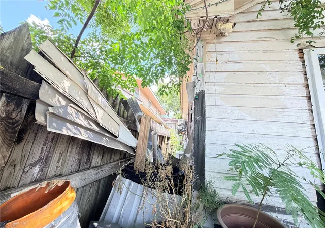 Photo 3 of Single family home for sale at 7037 Ave L, Houston, TX 77011 | MLS# 7815962 | Listing updated on 2026-08-03
