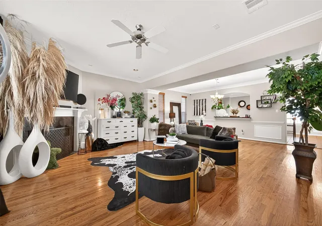 Photo 4 of Single family home for sale at 3418 Skyline Village Dr, Houston, TX 77057 | MLS# 36981374 | Listing updated on 2026-10-08