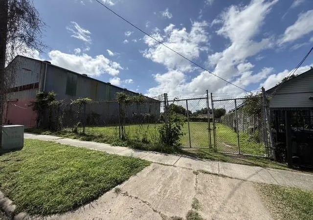 Photo 3 of Land for sale at 2323 Everett St, Houston, TX 77009 | MLS# 10770549 | Listing updated on 2026-09-14