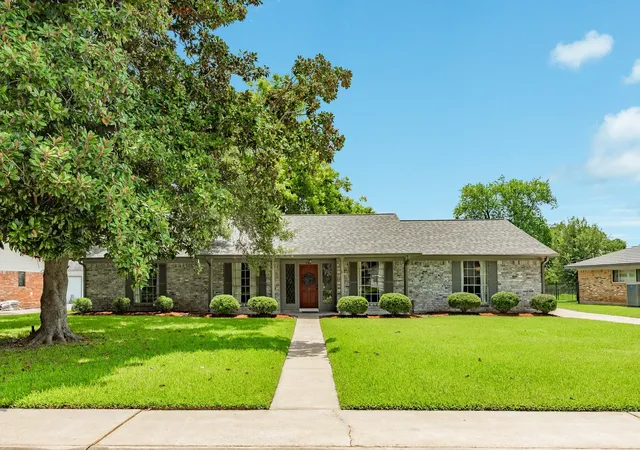 1st image of 320 Linden Ln, Lake Jackson, TX 77566 | MLS# 11003096