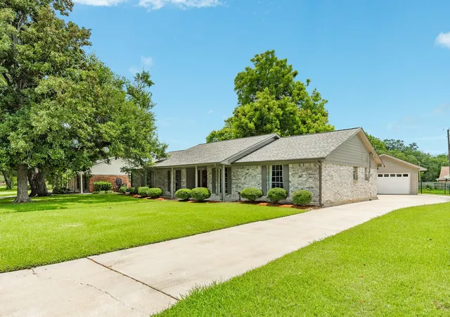 2nd image of 320 Linden Ln, Lake Jackson, TX 77566 | MLS# 11003096