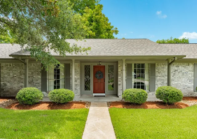image of 320 Linden Ln, Lake Jackson, TX 77566 | MLS# 11003096