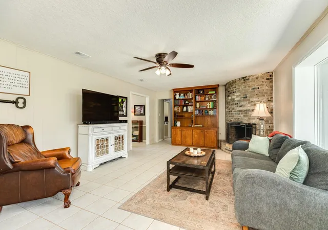 image of 320 Linden Ln, Lake Jackson, TX 77566 | MLS# 11003096