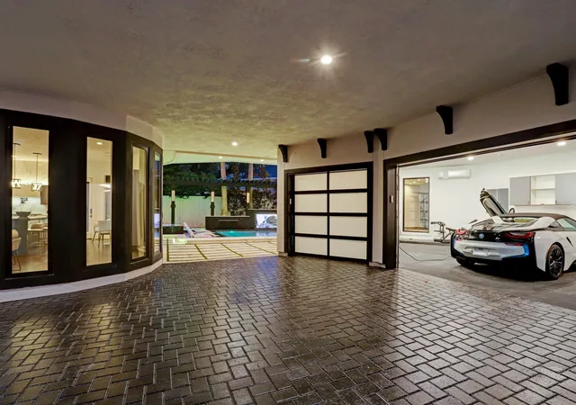 Photo 3 of Mansion for sale at 5158 Huckleberry Cir, Houston, TX 77056 | MLS# 73421549 | Listing updated on 2026-09-02