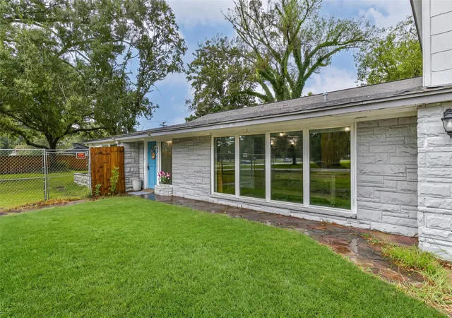 3rd image of 100 N Mattson St, West Columbia, TX 77486 | MLS# 55490423