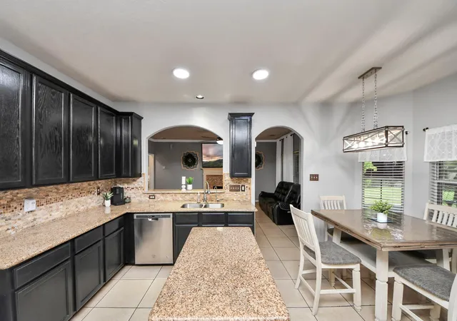 4th image of 7903 Veranda Dr, Baytown, TX 77523 | MLS# 3246440