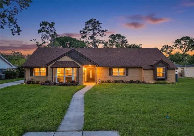 2nd image of 3017 Inwood Dr, Dickinson, TX 77539 | MLS# 63737139
