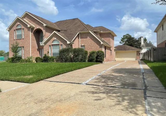 Photo 3 of Single family home for sale at 2103 Five Iron Dr, Houston, TX 77089 | MLS# 19953697 | Listing updated on 2026-08-29