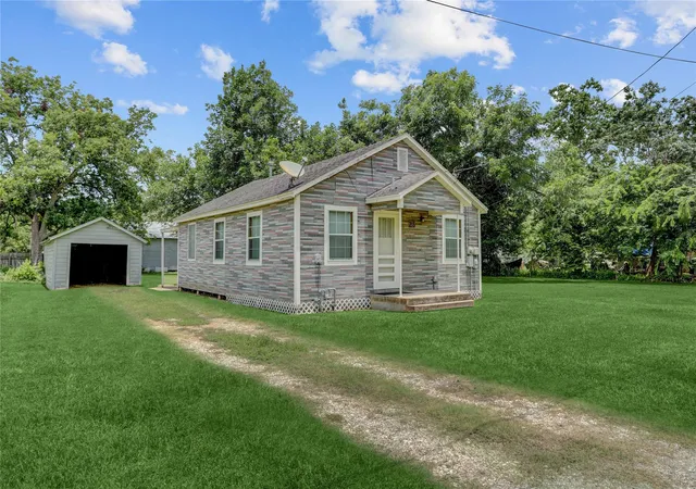 Photo 1 of Single family home for sale at 215 E Dahlgren Ave, Wharton, TX 77488 | MLS# 86364110 | Listing updated on 2026-07-30
