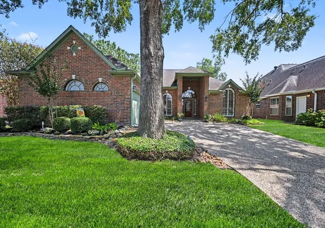 Photo 2 of Single family home for sale at 11614 Vailrun Dr, Houston, TX 77070 | MLS# 32851789 | Listing updated on 2026-09-13