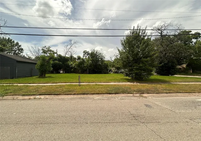 Photo 1 of Sale Pending at 6522 Flamingo Dr, Houston, TX 77087 | MLS# 75331715 | Listing updated on 2026-09-14