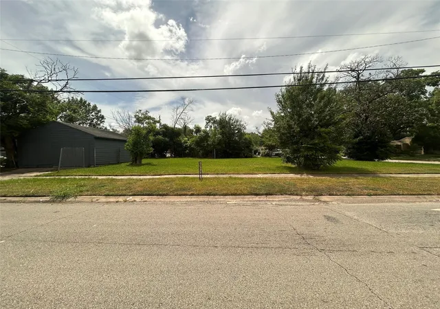 Photo 3 of Sale Pending at 6522 Flamingo Dr, Houston, TX 77087 | MLS# 75331715 | Listing updated on 2026-09-14