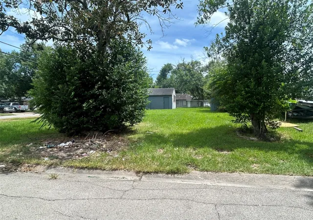 Photo 4 of Sale Pending at 6522 Flamingo Dr, Houston, TX 77087 | MLS# 75331715 | Listing updated on 2026-09-14