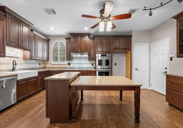 3rd image of 1006 Chesterwood Dr, Pearland, TX 77581 | MLS# 2442325