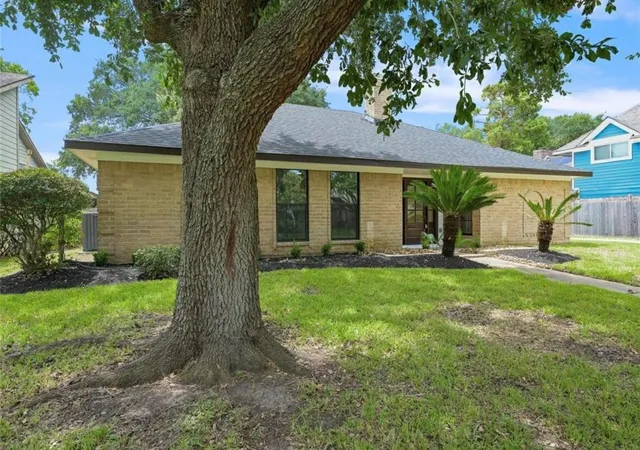 2nd image of 8811 Tavistock Dr, Houston, TX 77031 | MLS# 73555256