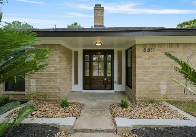 Photo 3 of Single family home for sale at 8811 Tavistock Dr, Houston, TX 77031 | MLS# 73555256 | Listing updated on 2026-04-13