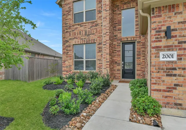 Homes for sale in League City, TX | 2001 Penwern Alley Ln, League City, TX 77573 | MLS# 4501975