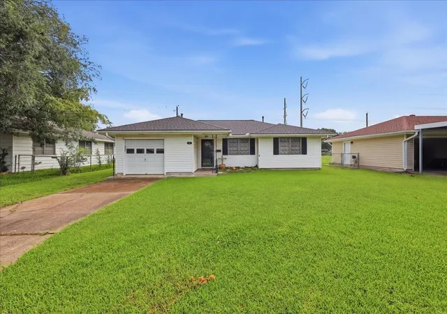 Homes for sale in Nederland, TX | 611 S 16th St, Nederland, TX 77627 | MLS# 35136191