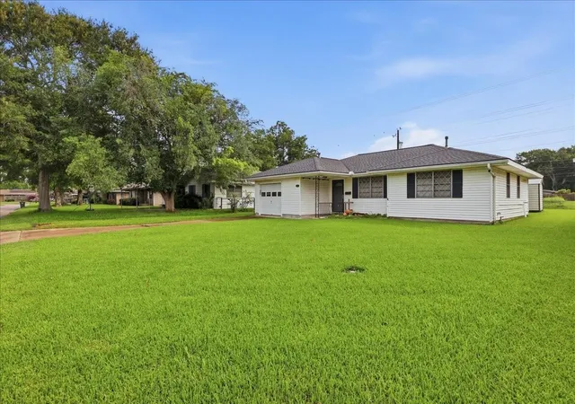 Homes for sale in Nederland, TX | 611 S 16th St, Nederland, TX 77627 | MLS# 35136191