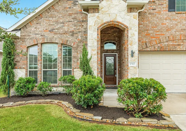 Photo 3 of Sale Pending at 1702 Diamond Mountain Dr, Rosharon, TX 77583 | MLS# 27191226 | Listing updated on 2026-08-26