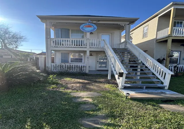 Listing Photo 5 - Condo for sale in building located at 1611th Ave N 1/2, Galveston, TX 77550