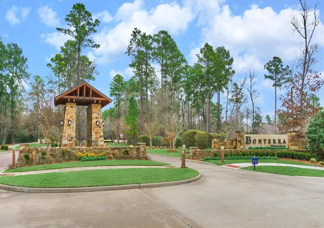 Photo 2 of Single family home for sale at 11 S Sandbells Park Ln, Montgomery, TX 77316 | MLS# 13379625 | Listing updated on 2026-09-08