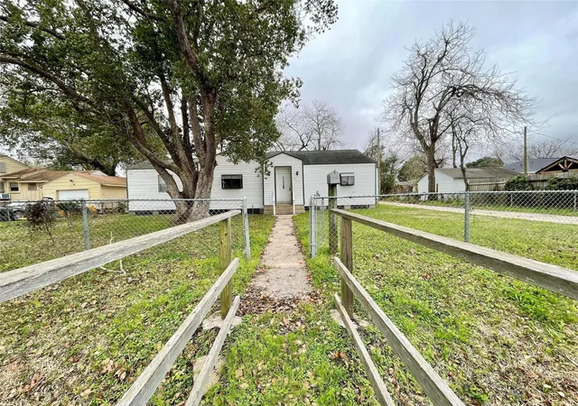 Homes for sale in La Marque, TX | 1827 Neuman St, La Marque, TX 77568 | MLS# 28640561