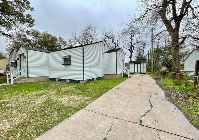 Homes for sale in La Marque, TX | 1827 Neuman St, La Marque, TX 77568 | MLS# 28640561