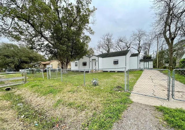 Homes for sale in La Marque, TX | 1827 Neuman St, La Marque, TX 77568 | MLS# 28640561