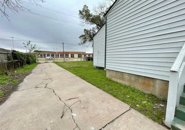 Homes for sale in La Marque, TX | 1827 Neuman St, La Marque, TX 77568 | MLS# 28640561