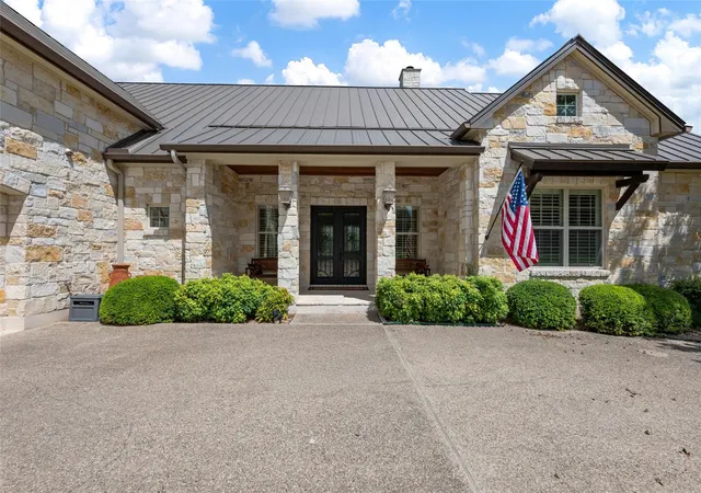 Photo 2 of Single family home for sale at 27017 Masters Pkwy, Spicewood, TX 78669 | MLS# 18216162 | Listing updated on 2026-09-16